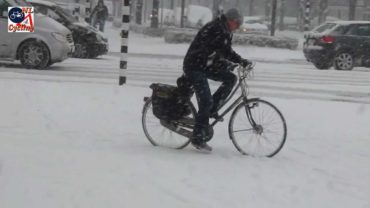 Cycling in the snow, Den Bosch (Netherlands)